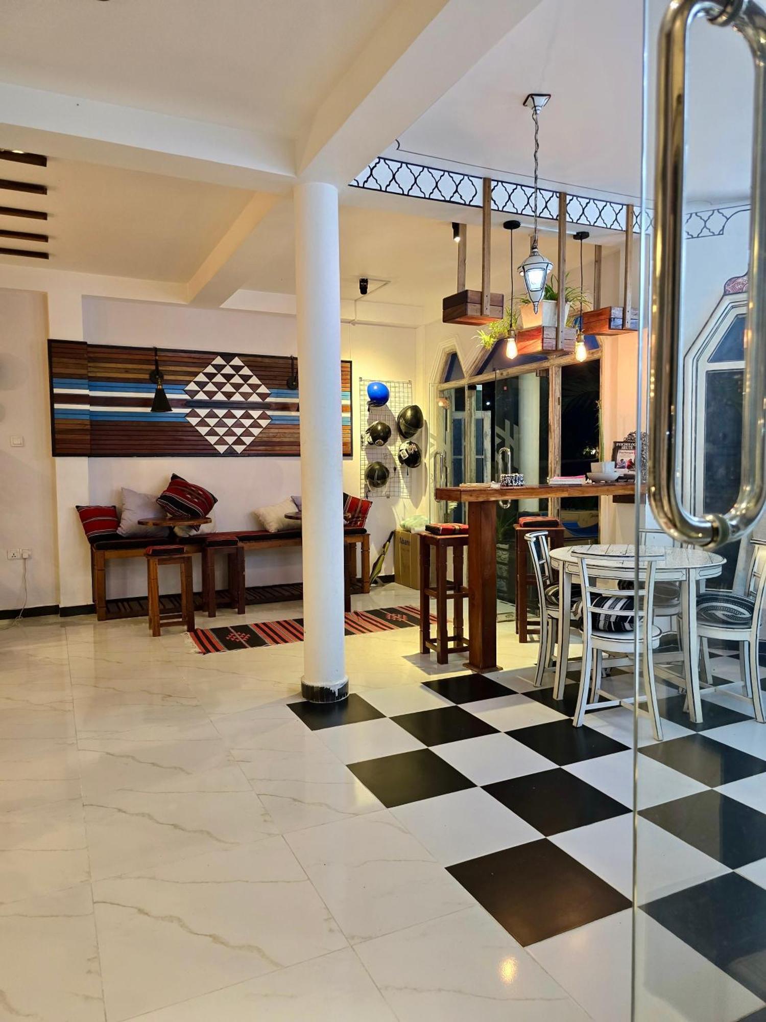 Habibi Hostel & Restaurant Unawatuna Exteriör bild
