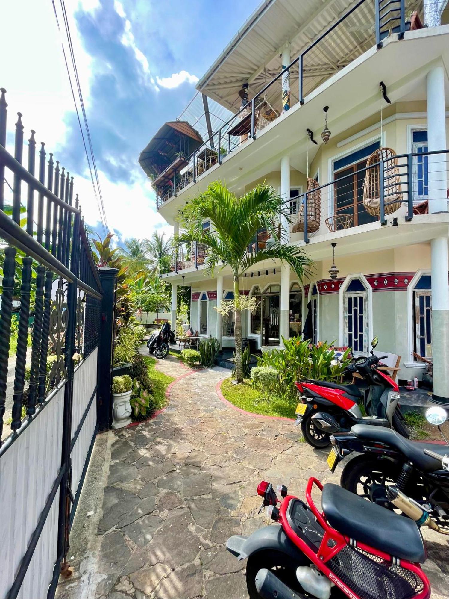 Habibi Hostel & Restaurant Unawatuna Exteriör bild